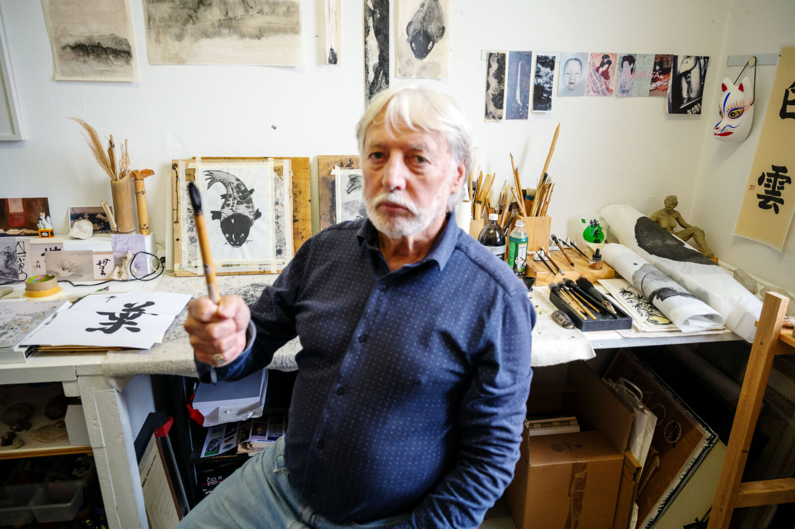 Hans Jörg Bachmann, Fotograf und Künstler, Atelier, Malerei, Schwarzweiss, Japan, Kalligrafie, Atelier Nidau, Oktober 2024.