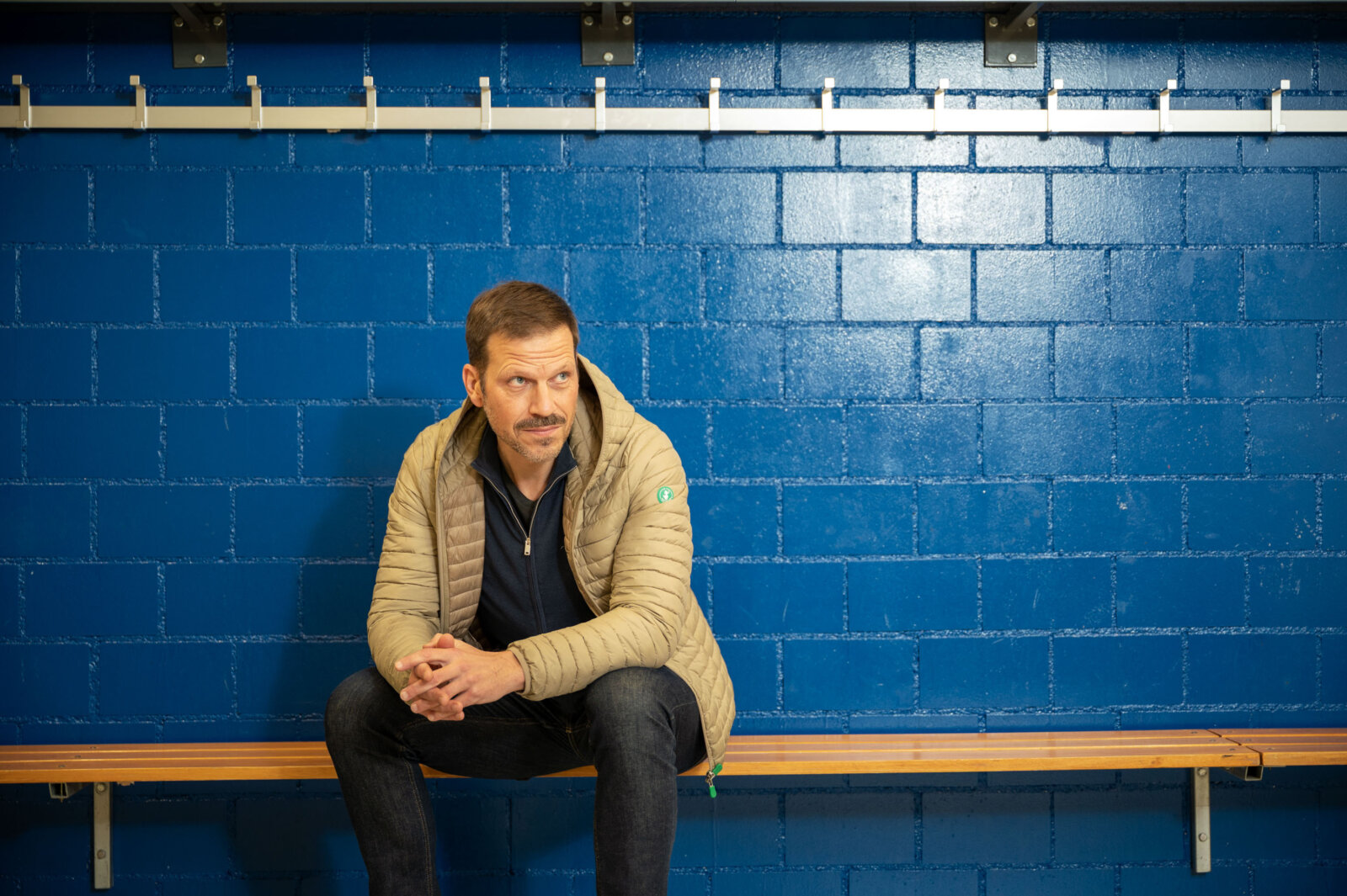 Markus Theunert, Fachmann für Männer- und Geschlechterfragen, erster Männerbeauftragter im deutschsprachigen Raum, progressive Männerbewegung, Garderobe, Sihl, Sihlcity, Saalsporthalle, November, Zürich 2023