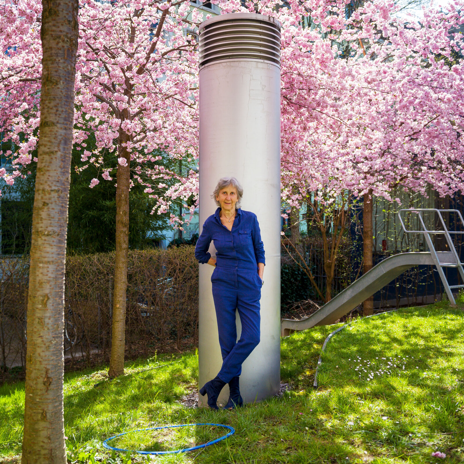 Pia Zanetti, Fotografin in und vor ihrer Wohnung in Zürich. März 2021.